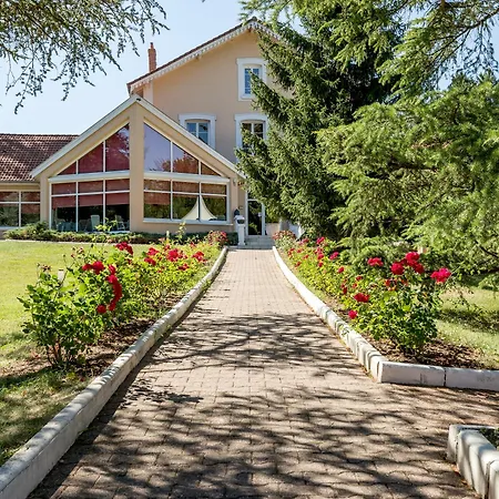 Logis Les Cedres Bleus Hotel